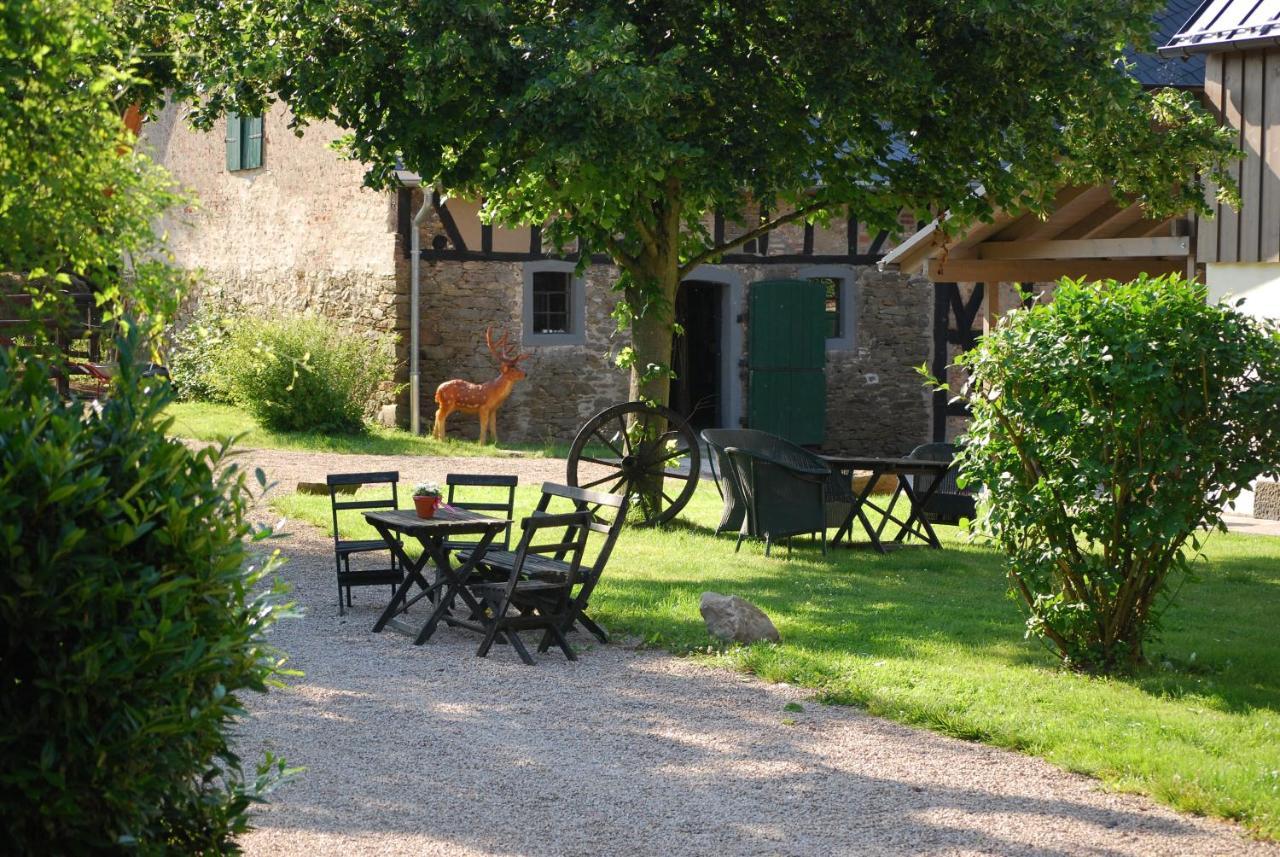 Hof Liebeneck Bed & Breakfast Osterspai Exterior photo